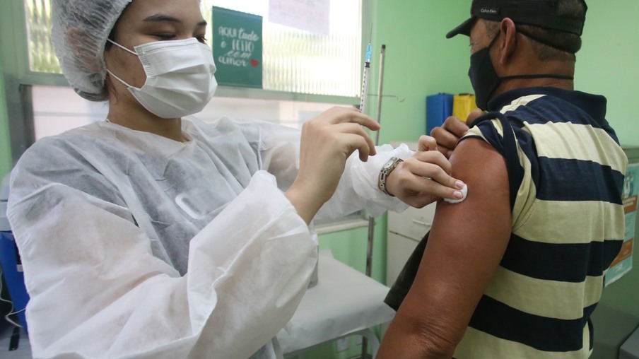 Niterói conclui aplicação da primeira dose da vacina contra a Covid-19 em grupos prioritários