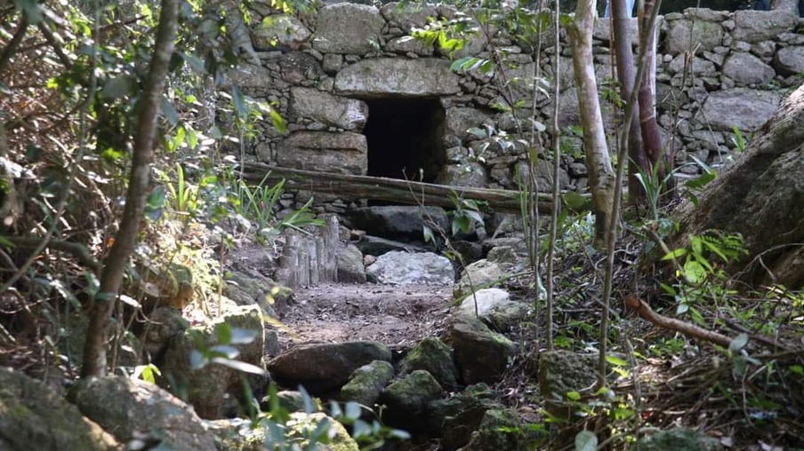 Ponte de Pedra de mais de 180 anos é descoberta por voluntários em Niterói