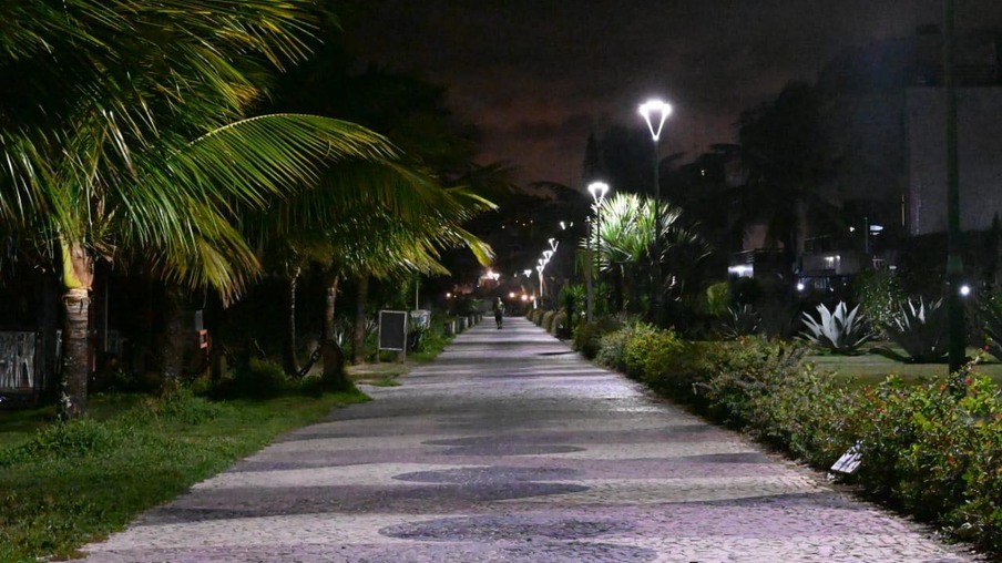 Calçadão de Camboinhas, em Niterói, recebe nova iluminação de LED