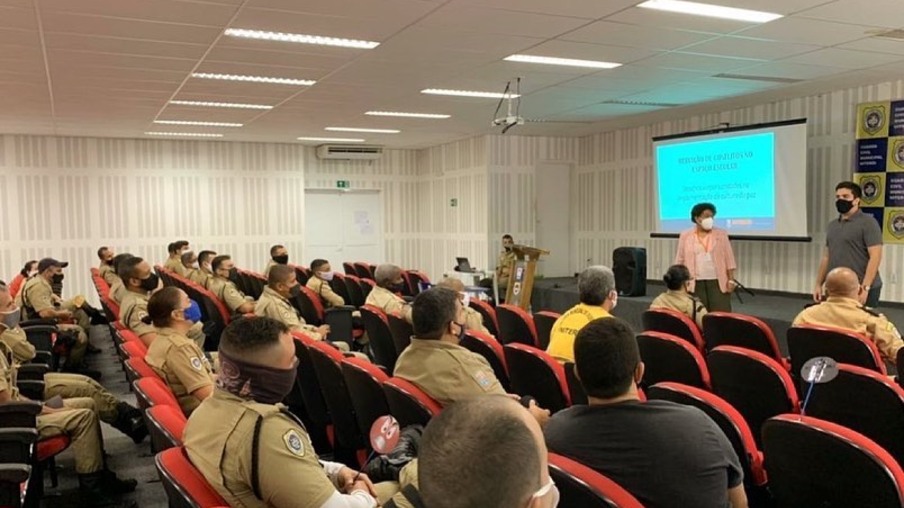 Guardas municipais de Niterói recebem instrução sobre mediação de conflito escolar