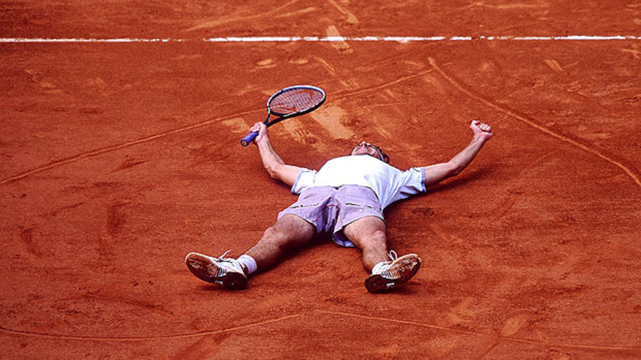 Há 20 anos, Gustavo Kuerten se tornava tricampeão de Roland Garros