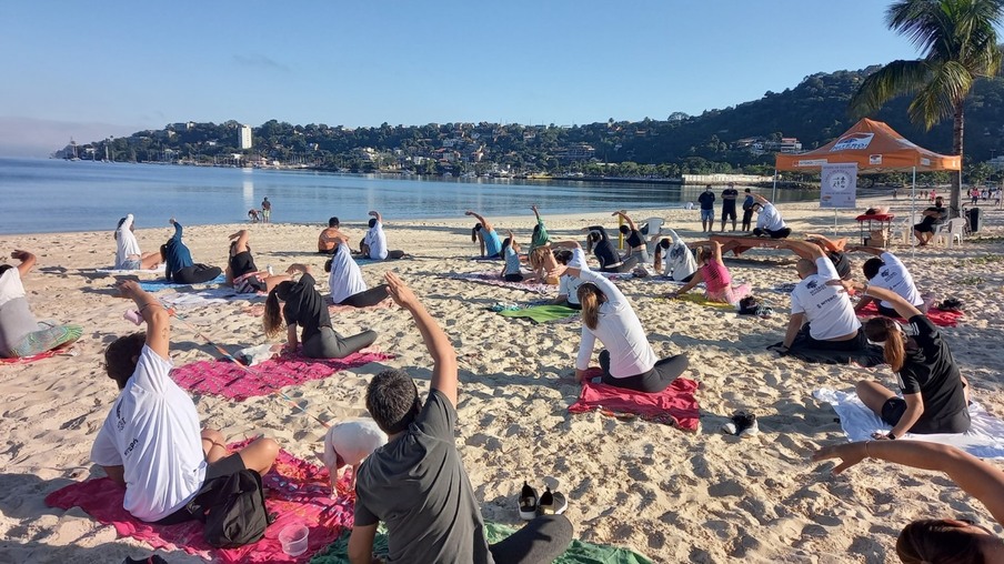 "Niterói em Equilíbrio": yoga na praia de São Francisco neste domingo