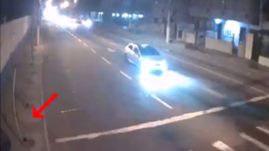 Câmera flagra batida de carros em Niterói que quase atinge pedestre na calçada
