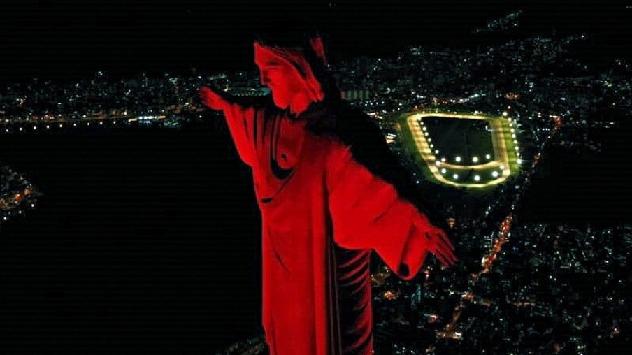 Cristo Redentor com iluminação vermelha nesta sexta em homenagem aos Bombeiros