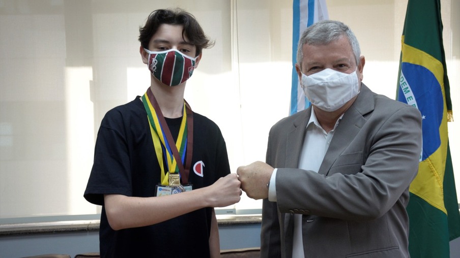 Prefeito de Niterói recebe jovem medalha de ouro em competição de matemática