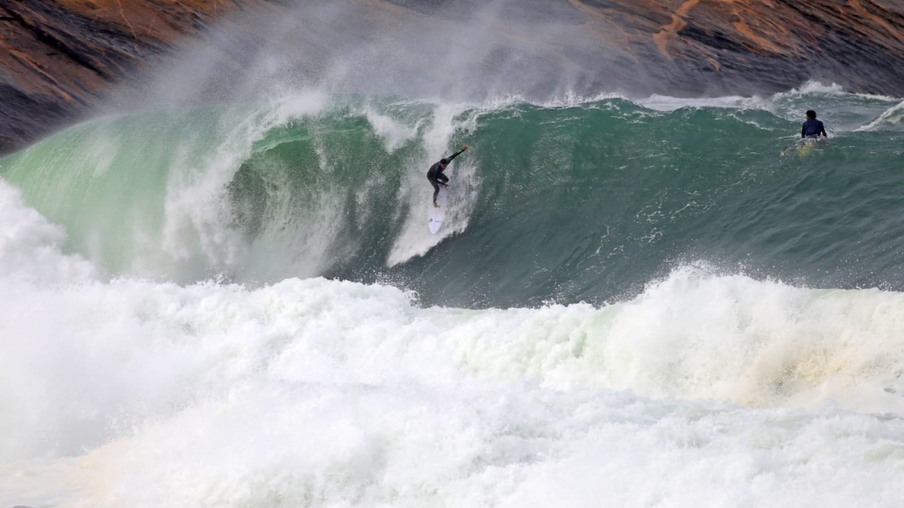 Swell fez a festa dos surfistas na segunda janela do Big Wave de Itacoatiara