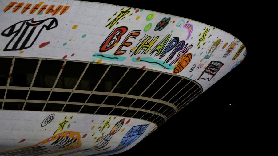 MAC Niterói e Caminho Niemeyer ganham projeções com ilustrações infantis dedicadas à idosos; assista