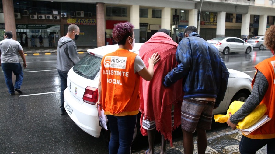 Niterói realiza operação de acolhimento emergencial à população de rua nos dias de frio