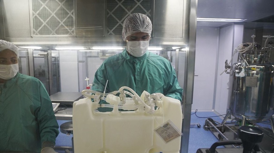 Fiocruz inicia envase do primeiro lote de IFA da vacina Covid-19