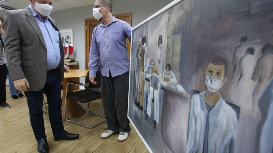 Paciente do Hospital Psiquiátrico de Jurujuba presenteia prefeito com quadro intitulado ‘Vacina’