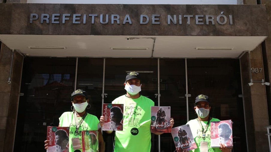 Projeto em Niterói visa reinserção social de pessoas em situação de rua que passam a comercializar revista