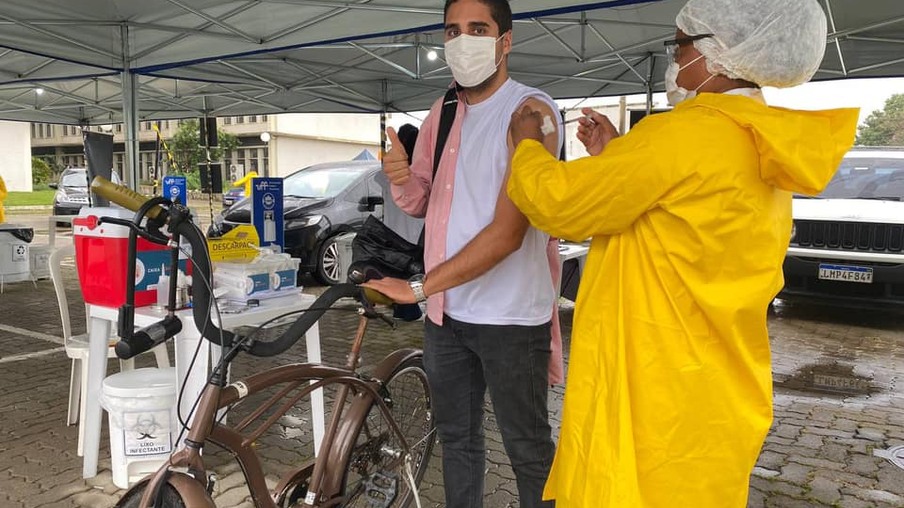 Muitas pessoas em Niterói estão indo se imunizar de bicicleta