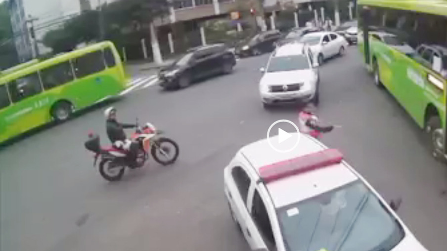 Câmera flagra colisão entre ônibus e carro em Niterói