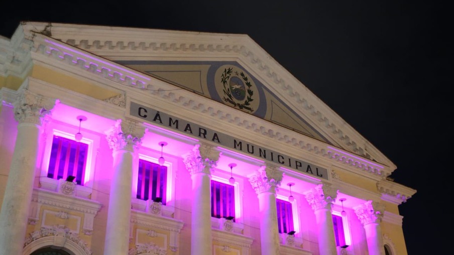 Câmara Municipal de Niterói com a iluminação especial