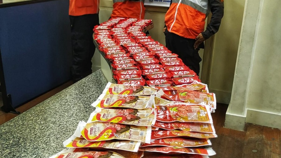 Trio é preso em Niterói por furtar chocolate e salame em supermercado
