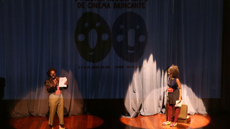 Crianças e adolescentes de unidades de acolhimento de Niterói apresentam filme no Teatro Popular