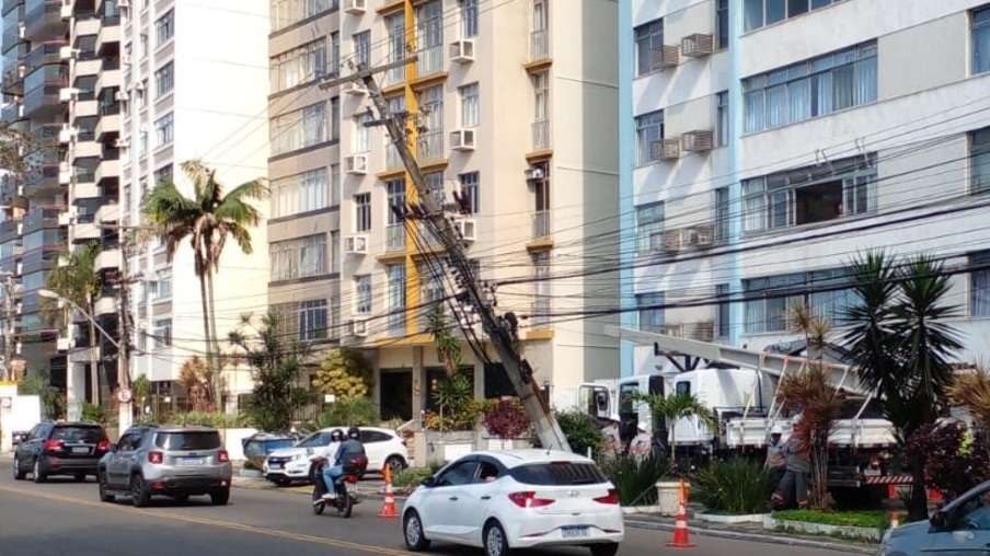 Concessionária de energia elétrica substitui o poste danificado na Praia de Icaraí