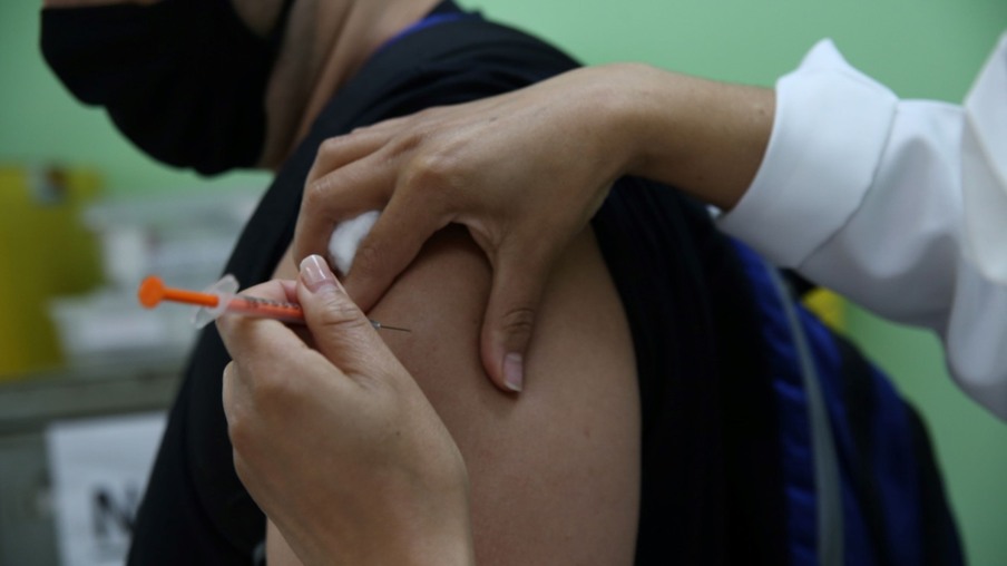 Niterói ultrapassa 70% da população adulta com esquema vacinal completo