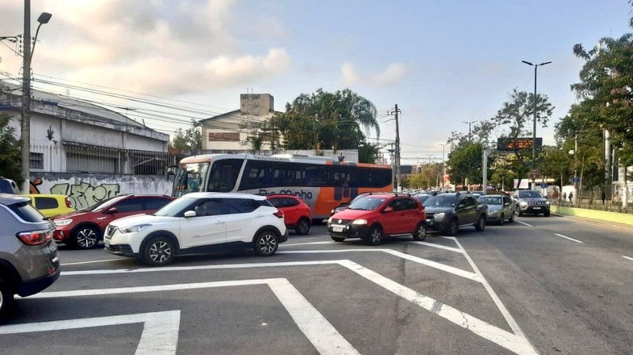 Trânsito intenso na manhã desta quarta-feira em Niterói