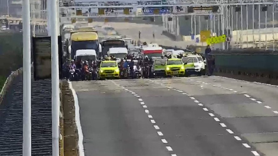 Vídeo mostra a Ponte Rio-Niterói interditada por conta dos ventos fortes