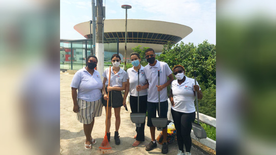 Hotel de Niterói participa do Dia Mundial de Limpeza na Praia de Icaraí