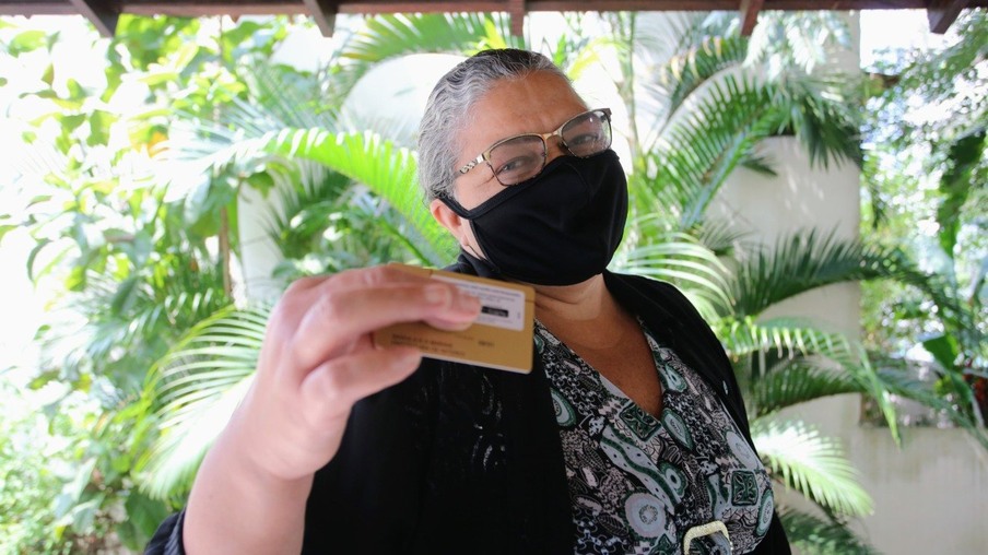 Prefeitura de Niterói entrega cartões do Renda Básica para beneficiários que migraram do MEI para o CadÚnico