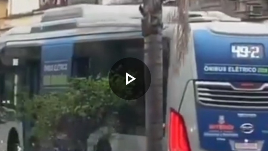 Vídeo flagra ônibus elétrico no Fonseca