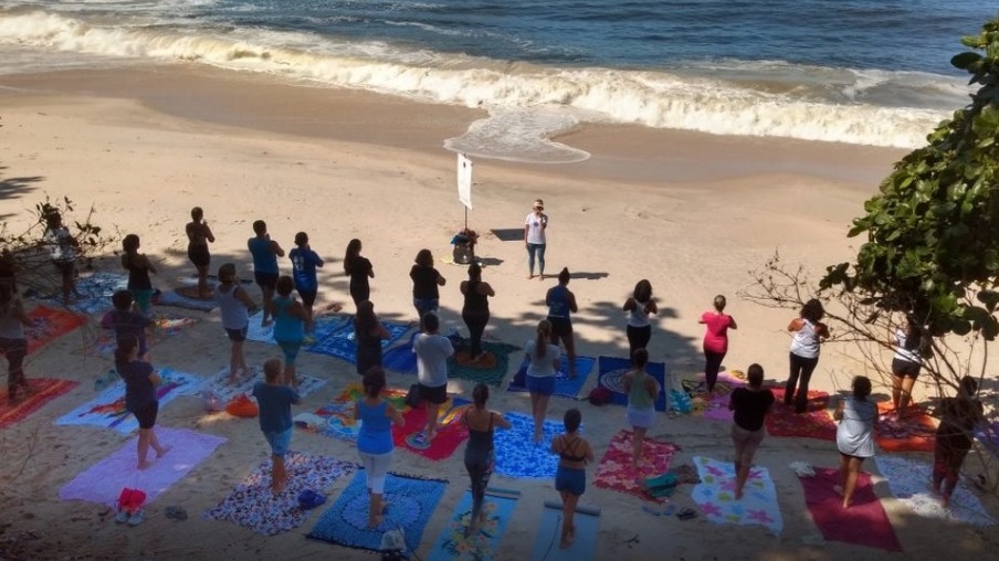 "Yoga na Praia" edição Outubro Rosa será neste domingo em Niterói