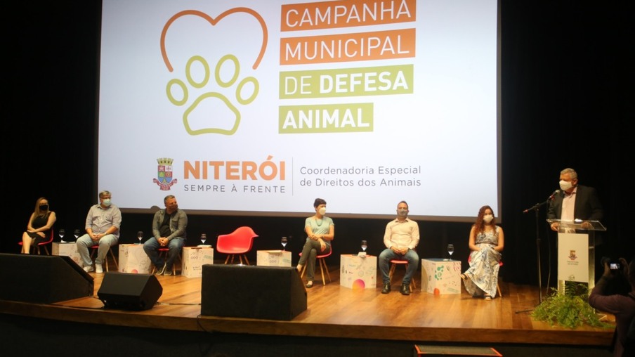 Prefeito de Niterói assina decreto para a criação do programa educação animalista