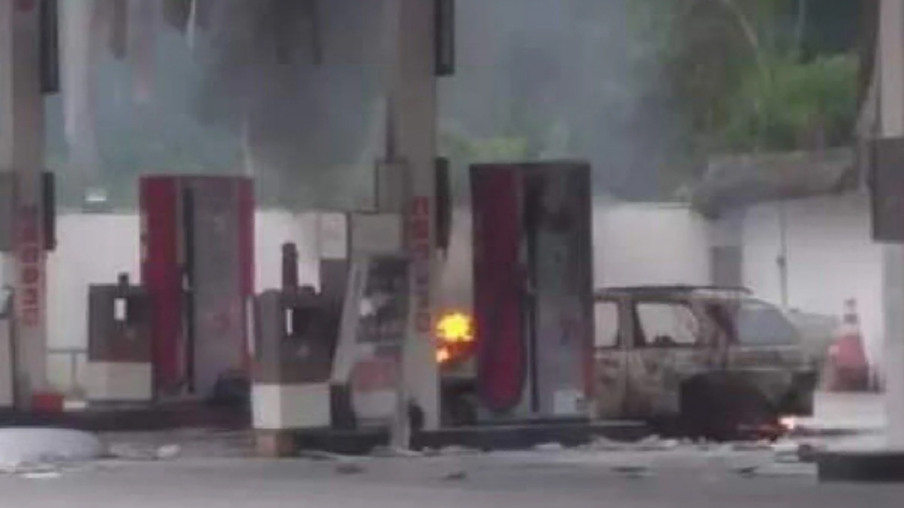 Carro pega fogo em posto de combustível na RJ-106, no Rio do Ouro