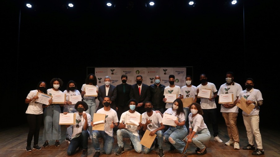 Niterói Jovem EcoSocial: 93 alunos receberam o certificado de conclusão do curso na primeira formatura do projeto