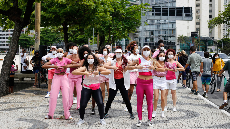CHN e Dasa organizam flash mob em Niterói para lembrar que o Outubro Rosa é sempre