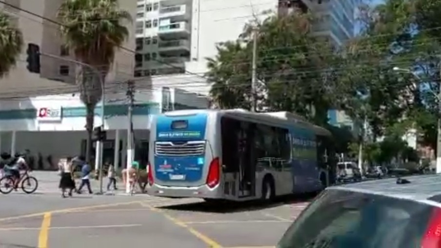 Vídeo flagra ônibus elétrico em Icaraí