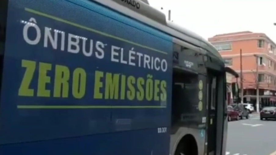 Ônibus elétrico vira atração em Niterói