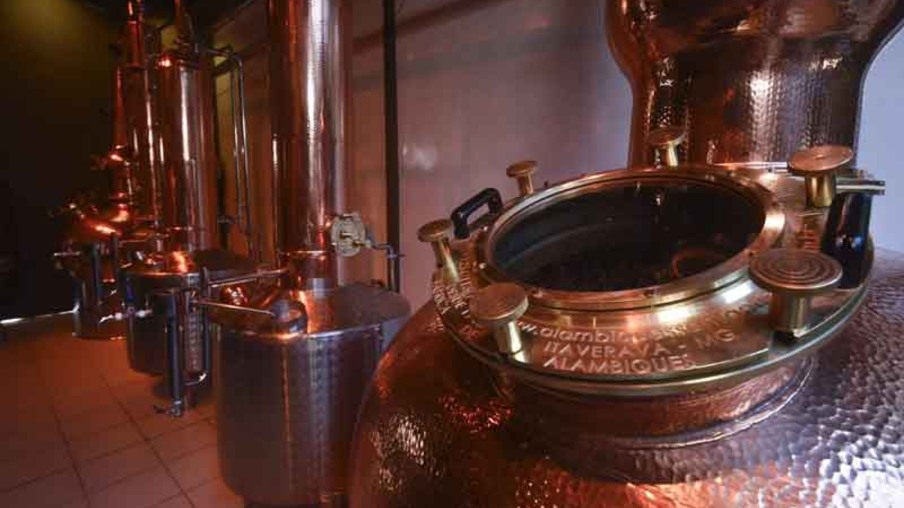 Cervejaria de Niterói inaugura destilaria e amplia portfólio de bebidas