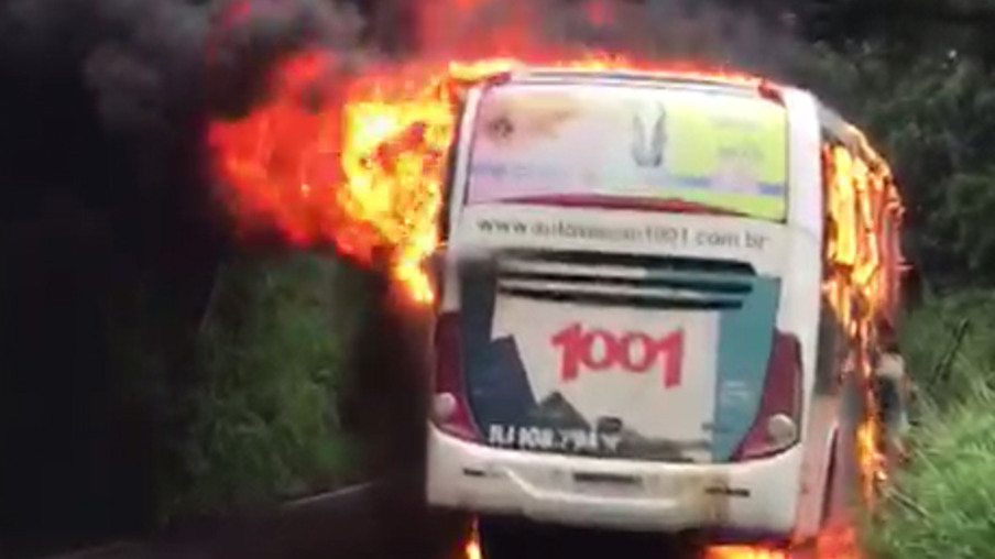 Vídeo mostra incêndio em ônibus na RJ-106