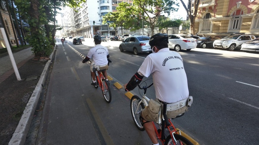 Guarda Municipal de Niterói usa bicicletas para fiscalizar carros nas ciclovias