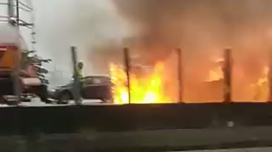Vídeo mostra carro pegando fogo na Ponte Rio-Niterói