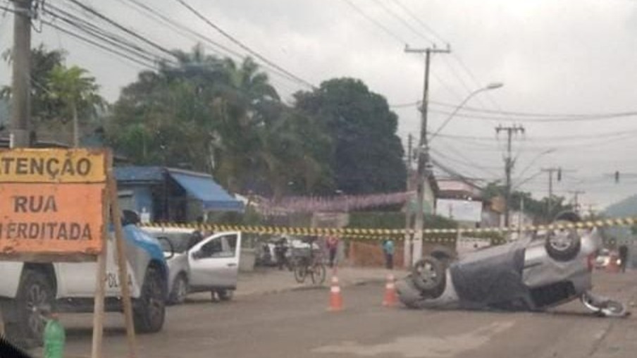 Carro capota em Niterói; acidente deixa um morto