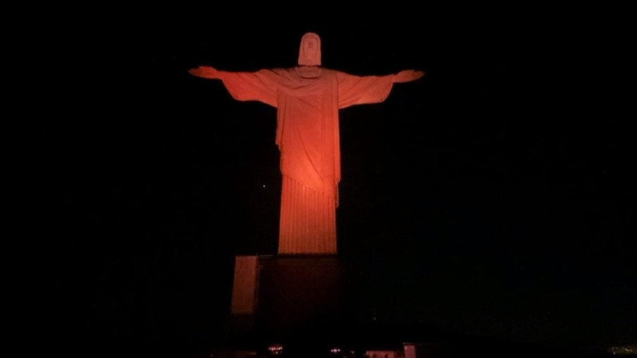 Cristo Redentor e Palácio Guanabara iluminados de laranja