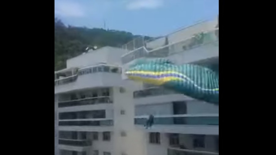 Piloto de parapente cai em rua de Niterói