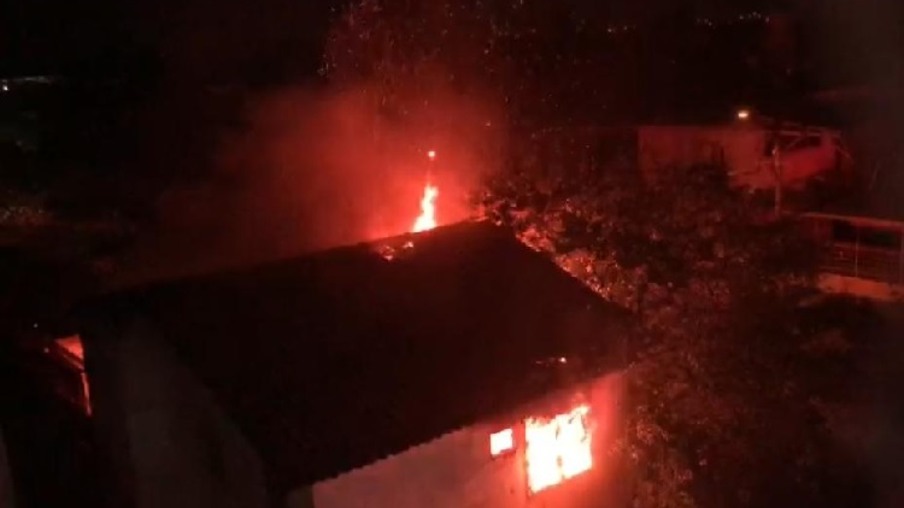 Incêndio atinge casa em Itaipu, Região Oceânica de Niterói