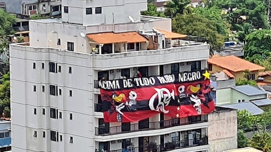 Vídeo: bandeirão do Flamengo é visto em prédio de Niterói