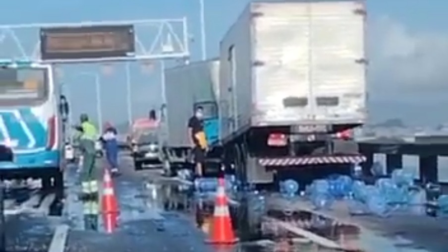 Vídeo: Acidente envolve dois caminhões na Ponte Rio-Niterói