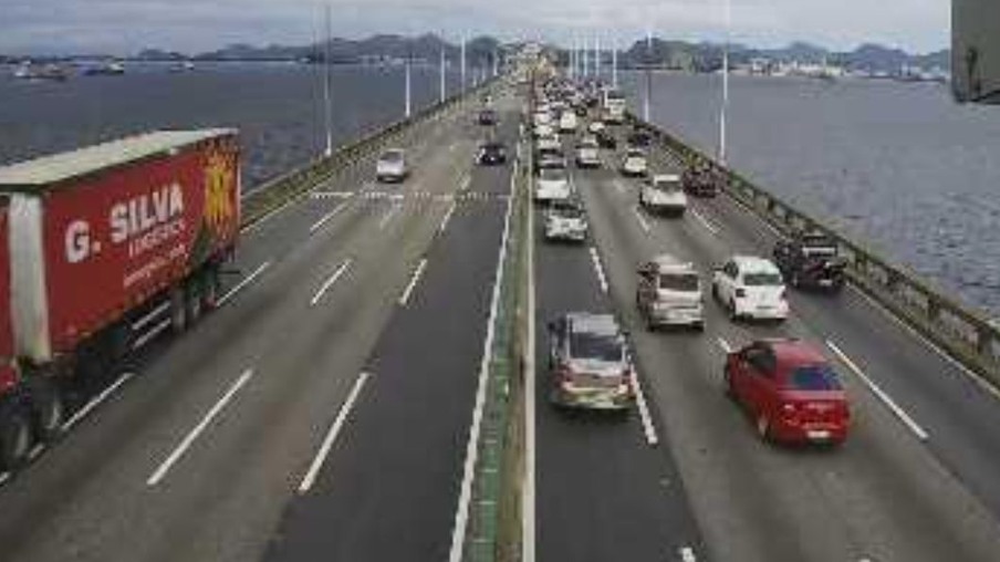 Feriado deixa trânsito lento na Ponte Rio-Niterói