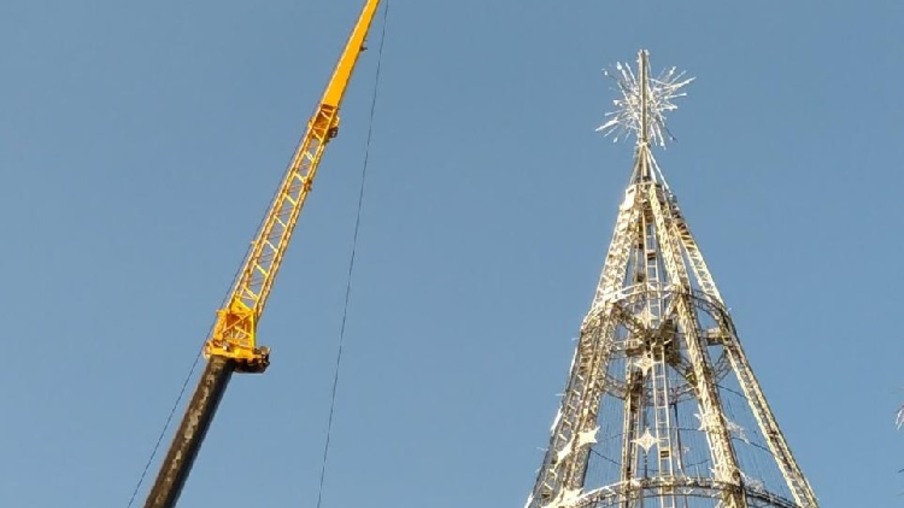 Vídeo mostra árvore de Natal sendo montada em Niterói