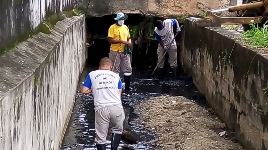 Operação realiza limpeza de canais em Niterói