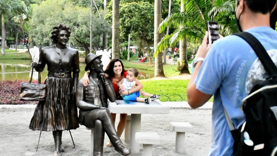 Estátuas de Paulo Gustavo se tornam ponto obrigatório de visitação em Niterói