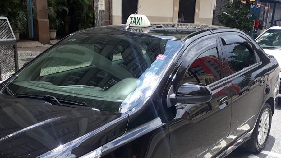 Sancionada lei que muda cor dos táxis de Niterói