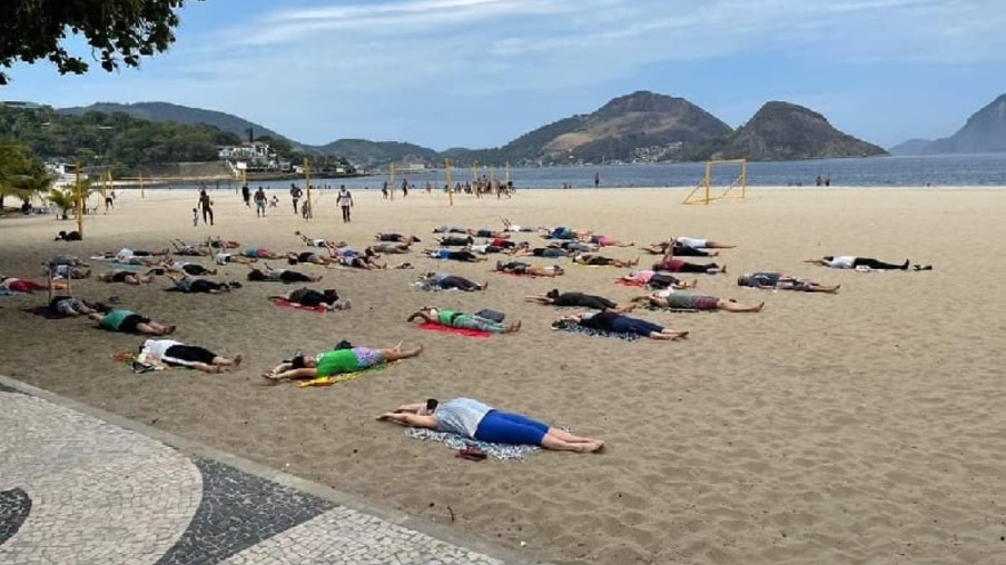 Niterói em Equilíbrio promove aula de yoga gratuita na Praia de Icaraí